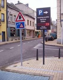 Panneaux d'affichage pour signalisation routière
